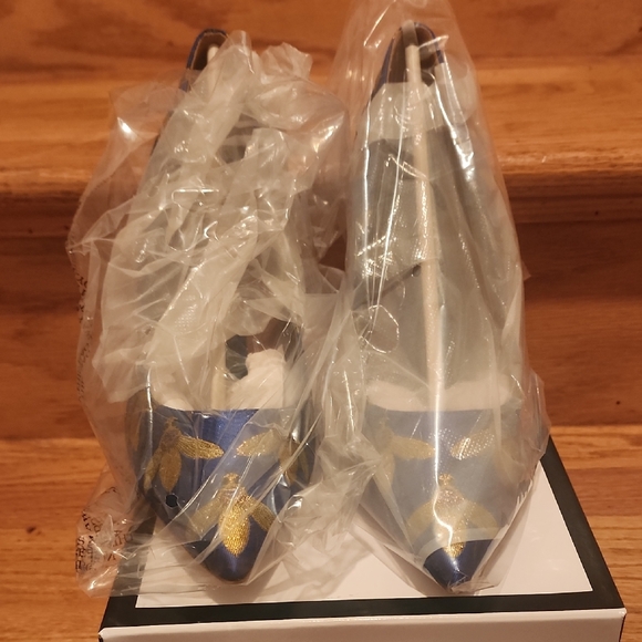 New In Box Nine West "NW Tatiana" Blue Gold Bee Pumps 9.5 - Picture 2 of 11